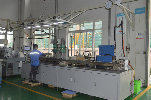 自動（dòng）旋鉚點焊機.JPG